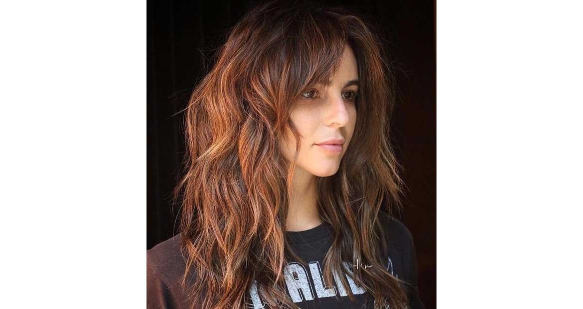 Corte médio feminino: shaggy hair